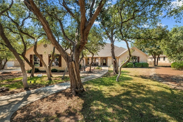 view of front of property featuring a front lawn