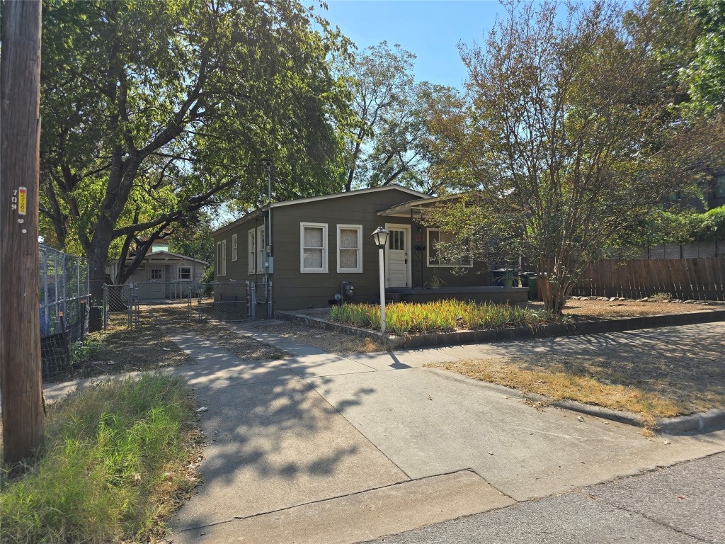 view of front of property