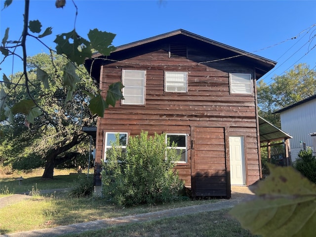 view of side of property with a lawn