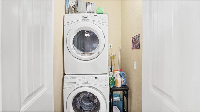 laundry room with laundry area and stacked washer and clothes dryer