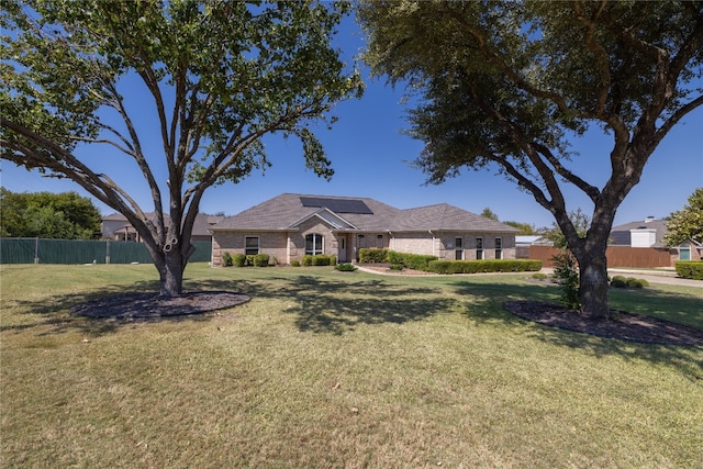 view of front facade featuring a front lawn