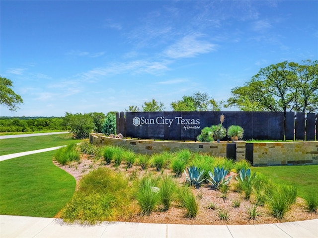 community / neighborhood sign featuring a lawn