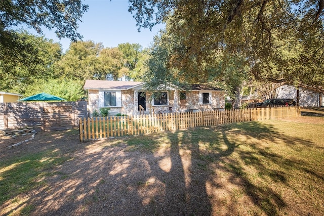 single story home with a front yard