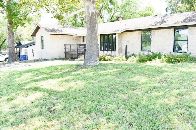 view of front of property featuring a front lawn