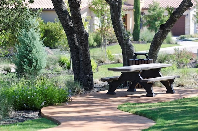 view of home's community featuring a yard