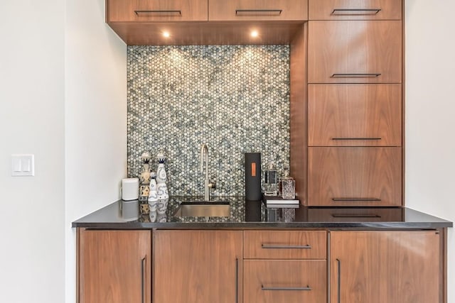 501 Delayne Dr, Austin, TX 78737 - bar area featuring a sink and tasteful backsplash