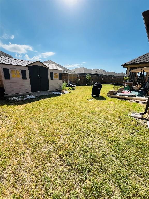 view of yard with a storage shed