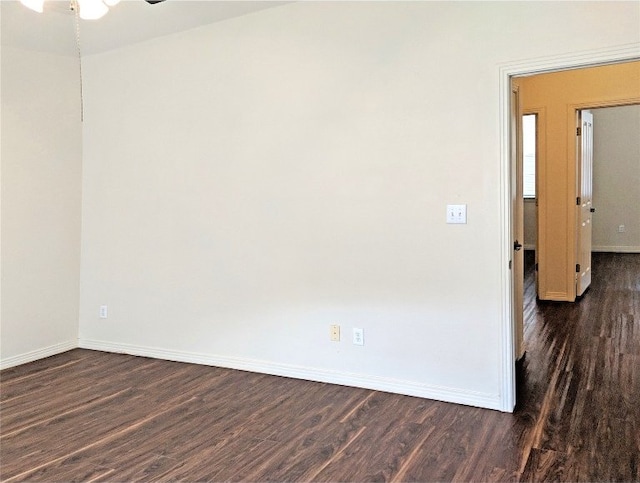 unfurnished room with dark wood-type flooring and ceiling fan