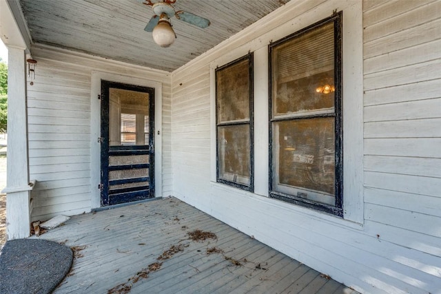 1504 Saint Peter St, Gonzales, TX 78629 - entrance to property with ceiling fan