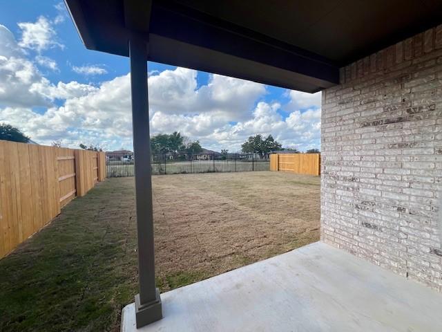 view of yard featuring a patio area