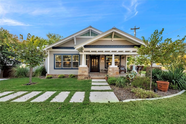 craftsman-style home featuring a front lawn