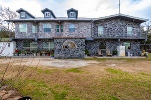 view of front facade featuring a front yard