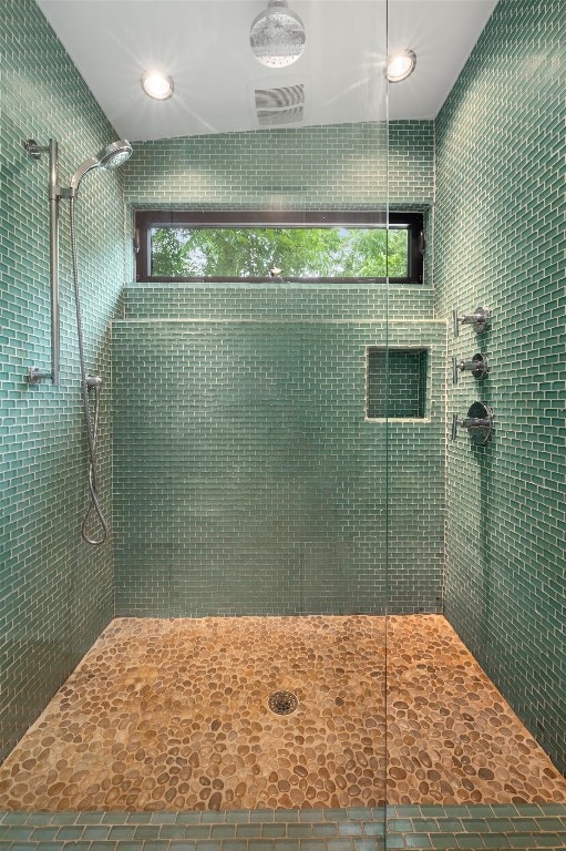 bathroom featuring a tile shower