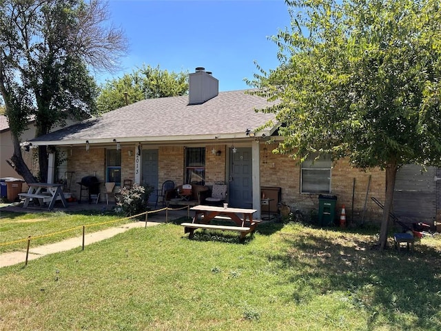 view of front of property featuring covered porch and a front yard