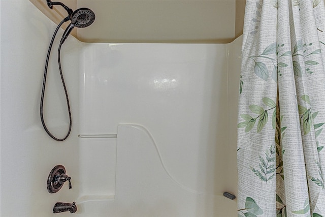 details featuring shower / tub combo with curtain