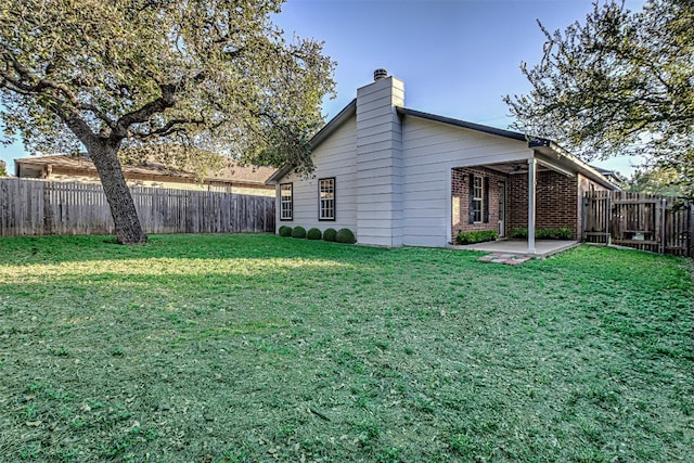 view of yard featuring a patio