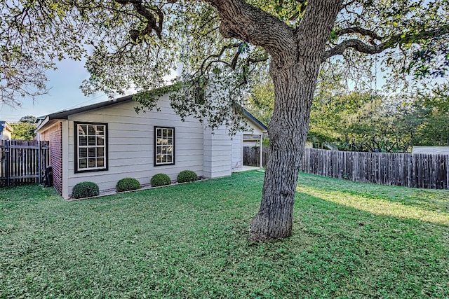 view of side of property featuring a lawn