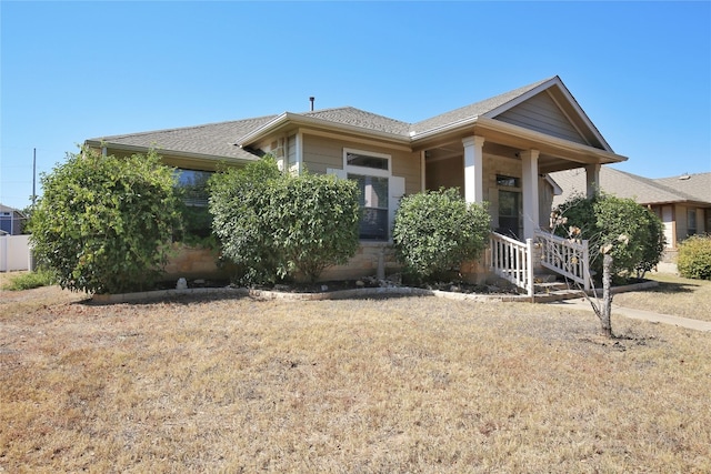 view of front of property featuring a front yard and covered porch