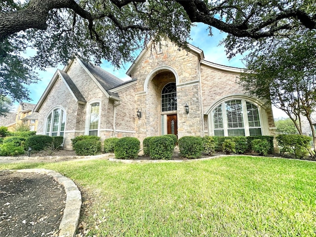 view of front facade featuring a front yard