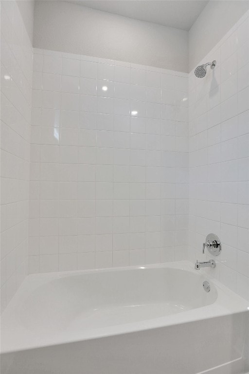 bathroom with tiled shower / bath combo