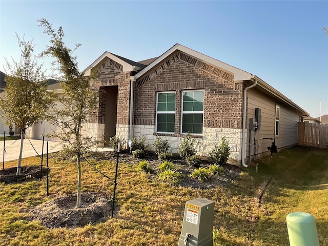 view of front of home featuring a front lawn