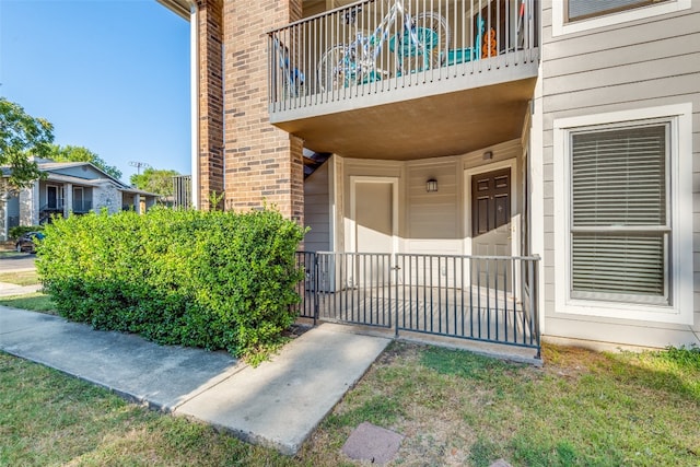 property entrance featuring a balcony