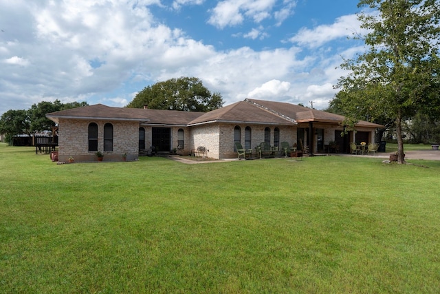 single story home with a front lawn