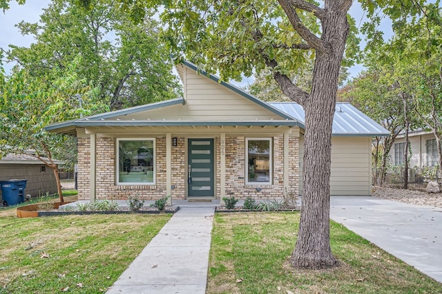 view of front of house featuring a front lawn