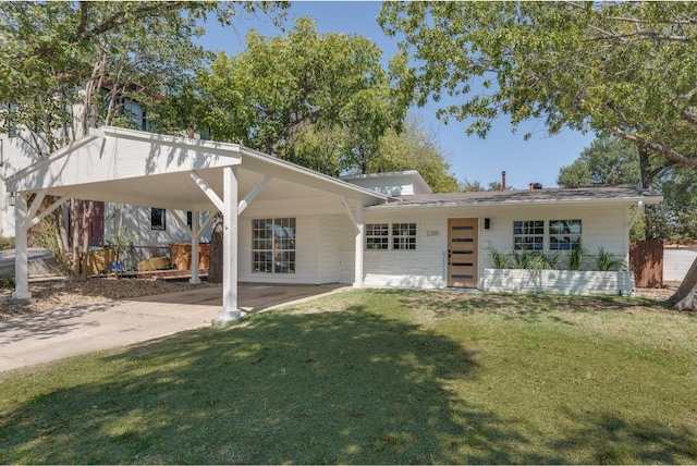 view of front of property featuring a front yard