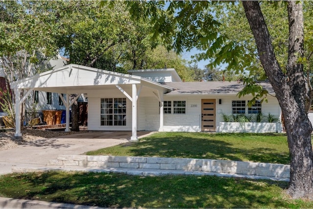 view of front of property featuring a front yard and a carport