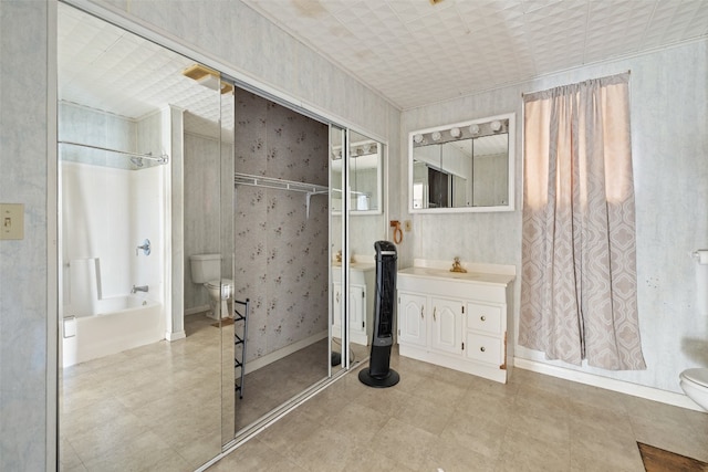 full bathroom featuring toilet, vanity, and separate shower and tub