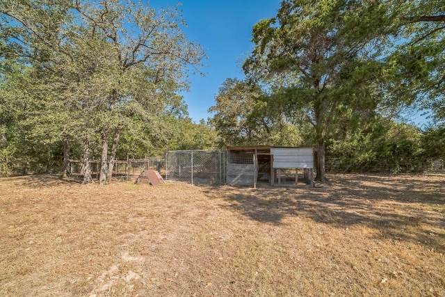 view of yard with an outbuilding