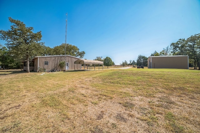 view of yard featuring an outbuilding