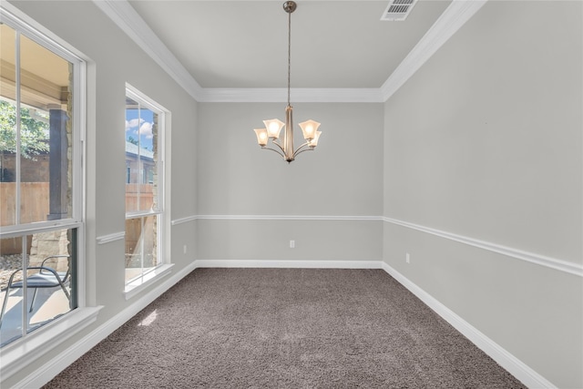 empty room with crown molding, carpet flooring, and an inviting chandelier