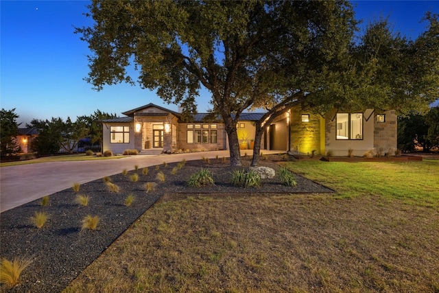 view of front facade featuring a lawn