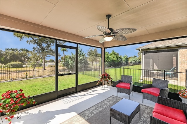 sunroom with ceiling fan