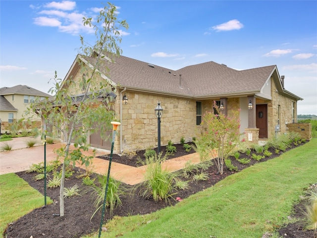 view of front facade featuring a front lawn