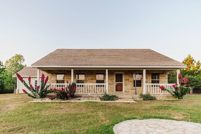 view of front facade featuring a porch and a front lawn