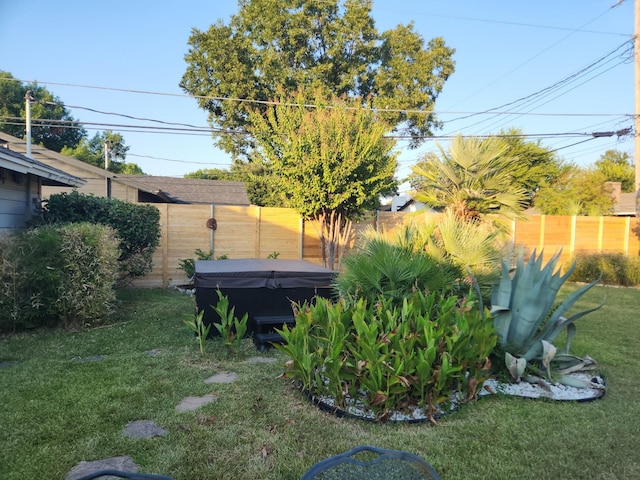 view of yard featuring a hot tub