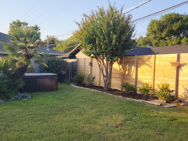 view of yard with a hot tub