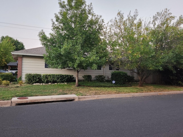 view of front of property with a front yard