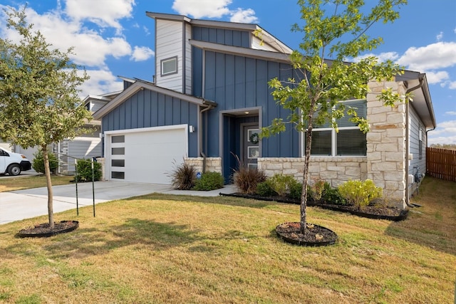 view of front facade featuring a front yard