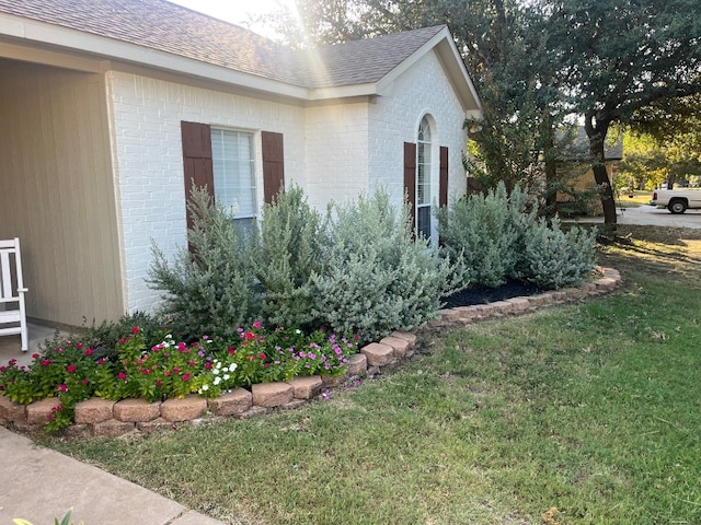 view of side of property featuring a lawn