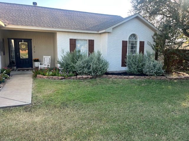 ranch-style home featuring a front lawn