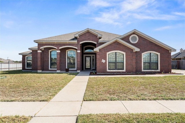 view of front of property featuring a front lawn