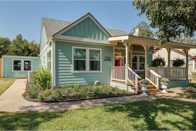 view of front facade featuring covered porch and a front lawn