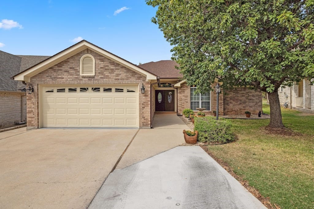 view of front of home featuring a front lawn and a garage