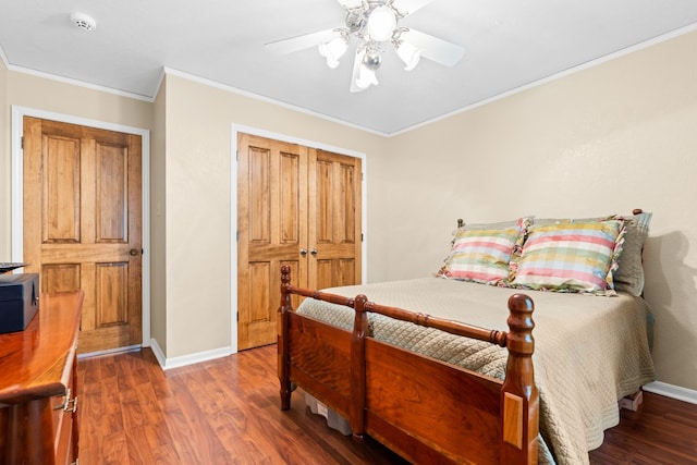 bedroom with a closet, ceiling fan, crown molding, and dark hardwood / wood-style flooring