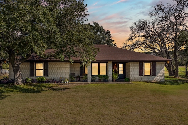 view of front of house featuring a yard