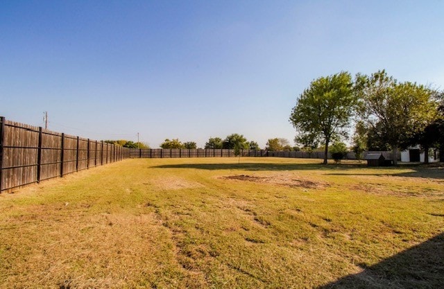 view of yard with a rural view